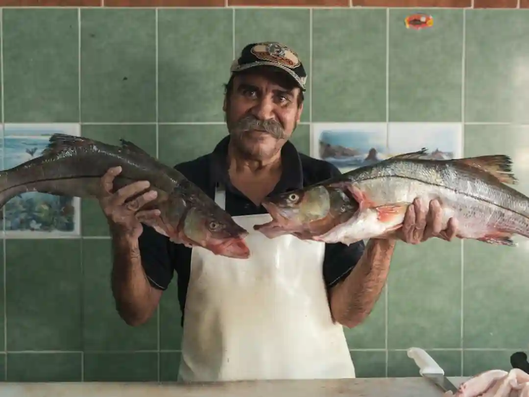 negombo-fisherman-holding-fish