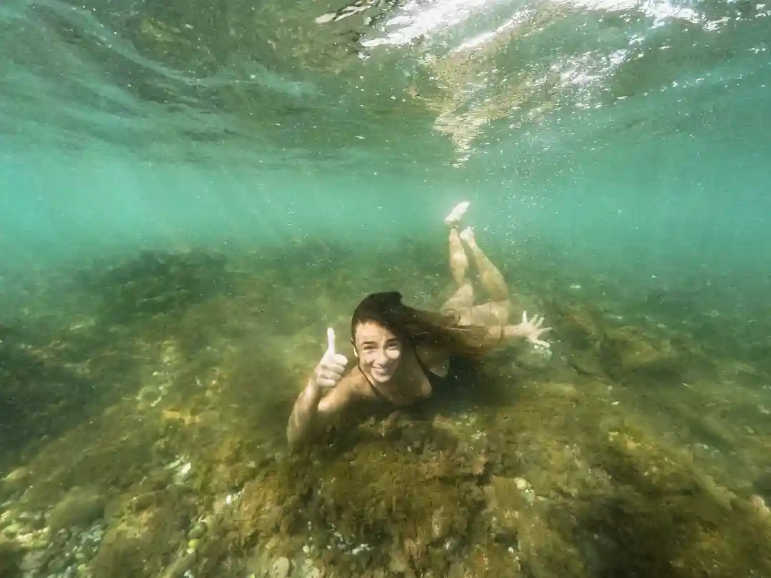 tourist-diving-coral-reef-negombo-sri-lanka